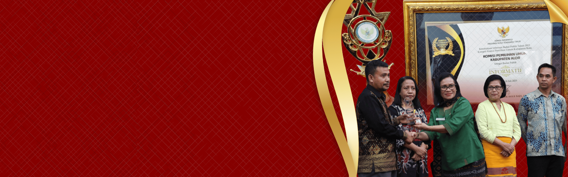 KPU Kabupaten Alor meraih penghargaan sebagai Badan Publik Informatif